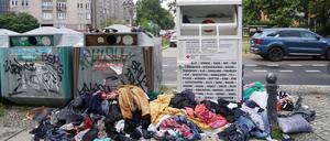 Altkleidercontainer im Berliner Bezirk Charlottenburg-Wilmersdorf werden geplündert.