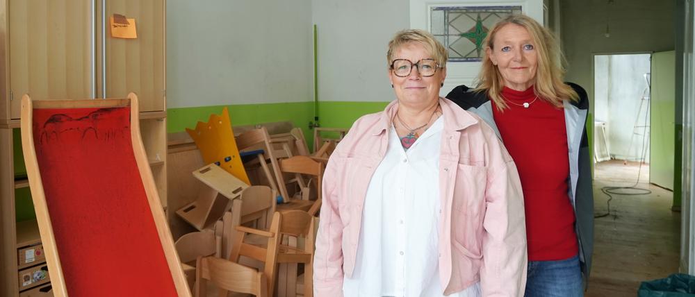 Die Kita „Kulturküken“ in Berlin-Charlottenburg wurde durch einen Brand schwer beschädigt. Die Leiterinnen Kerstin Klostermann (links) und Ute Kunert hoffen nun auf Spenden.