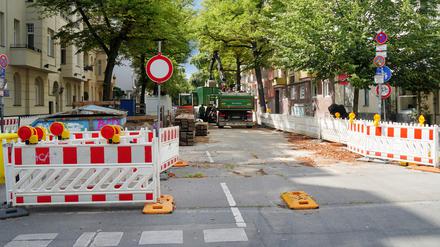 .In der Mommsenstraße in Berlin-Charlottenburg haben Sanierungsarbeiten an Fernwärmeleitungen zu einer Dauerbaustelle geführt.