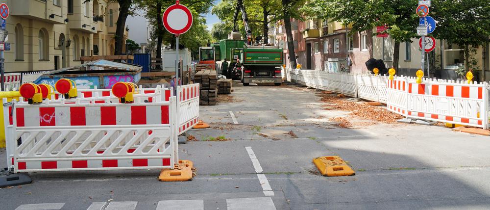 .In der Mommsenstraße in Berlin-Charlottenburg haben Sanierungsarbeiten an Fernwärmeleitungen zu einer Dauerbaustelle geführt.