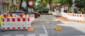 .In der Mommsenstraße in Berlin-Charlottenburg haben Sanierungsarbeiten an Fernwärmeleitungen zu einer Dauerbaustelle geführt.