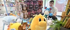 Im Smilytoys am Stern Center Potsdam verkauft Oliver Scholz Kuscheltiere und Figuren im Stil japanischer Zeichentrickserien, aber auch die gehypten „Labubus“.