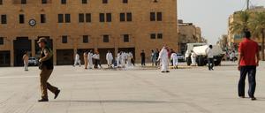 Hinrichtung auf dem Al-Safah-Platz im Zentrum des alten Riyadhs im Jahr 2020. Arbeiter mit einem Wassertankwagen reinigen die Hinrichtungsstatte von Blut.