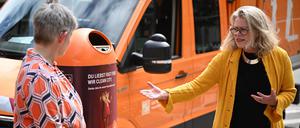 Umweltsenatorin Ute Bonde (CDU, rechts) und Stephanie Otto, Vorstandsvorsitzende der Berliner Stadtreinigung (BSR) bei der Vorstellung der Kampagne.