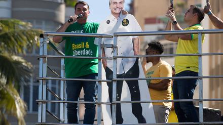 Flavio Bolsonaro stellte seinen Vater über Lautsprecher kurz zu den Demonstrierenden durch.