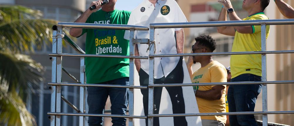Flavio Bolsonaro stellte seinen Vater über Lautsprecher kurz zu den Demonstrierenden durch.