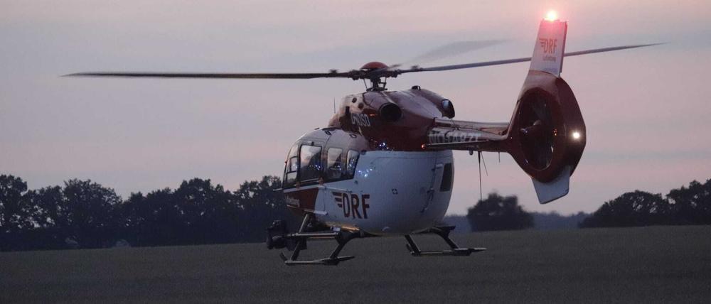 Bei einem Unfall nahe Rheinsberg werden zwei Menschen schwer verletzt. Für die Rettung war auch ein Hubschrauber im Einsatz. (Symbolbild)