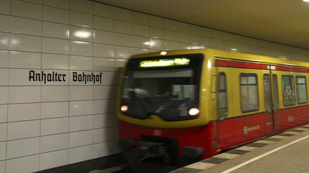 Eine S-Bahn fährt im Anhalter Bahnhof ein: Hier hatte unser Autor am Montagabend einen kleinen Unfall mit großem Glück.