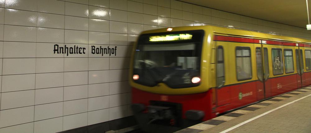 Eine S-Bahn fährt im Anhalter Bahnhof ein: Hier hatte unser Autor am Montagabend einen kleinen Unfall mit großem Glück.