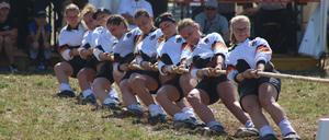 Theresa Schwegler (2. v. r.) und ihr Team müssen das gegnerische Team vier Meter in ihre Richtung bekommen.