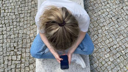 Die Deutschen verbringen sehr viel Zeit im Internet und lassen sich lieber berieseln als offline draußen oder mit Freunden aktiv zu sein. (Symbolbild)