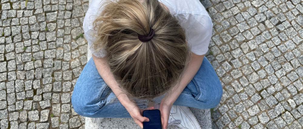 Die Deutschen verbringen sehr viel Zeit im Internet und lassen sich lieber berieseln als offline draußen oder mit Freunden aktiv zu sein. (Symbolbild)
