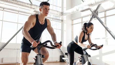 Beim Indoor Cycling kann es virtuell auch die Berge hochgehen, aber die Belastung ist eine andere als im Freien.