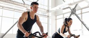 Beim Indoor Cycling kann es virtuell auch die Berge hochgehen, aber die Belastung ist eine andere als im Freien.