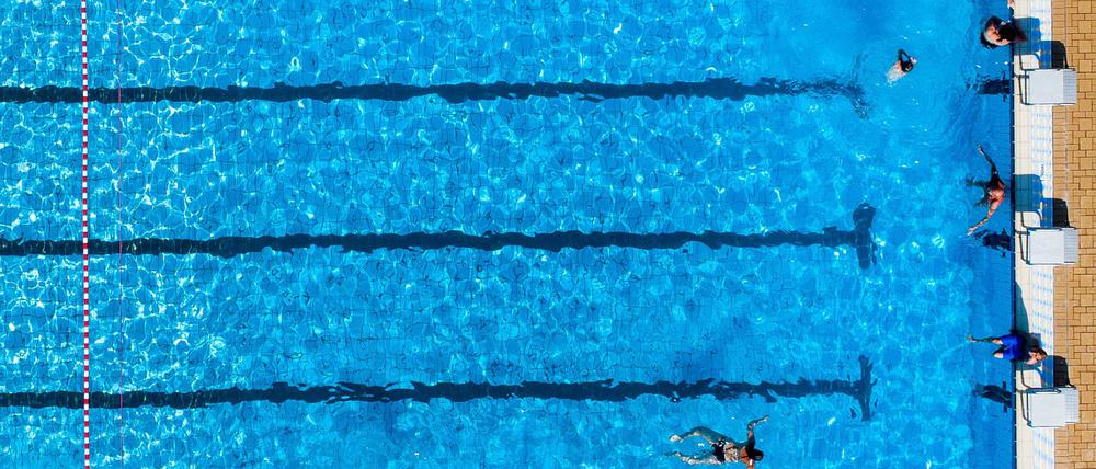 In manch einer Kommune ist für das Schwimmbad kein Geld mehr da. (Archivbild)