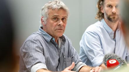 Der Direktor des Nürnberger Tiergartens, Dag Encke, hat nach der Tötung von Pavianen Morddrohungen erhalten. Rechts neben ihm sitzt sein Stellvertreter Jörg Beckmann. (Archivbild)