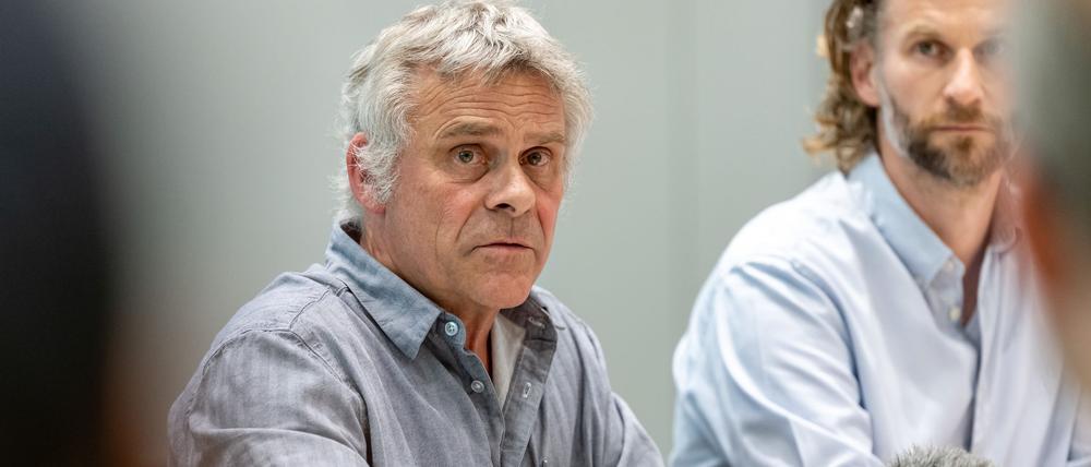 Der Direktor des Nürnberger Tiergartens, Dag Encke, hat nach der Tötung von Pavianen Morddrohungen erhalten. Rechts neben ihm sitzt sein Stellvertreter Jörg Beckmann. (Archivbild)