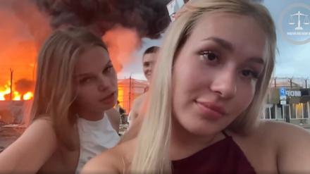 Der Screenshot zeigt einen Ausschnitt aus einem Tiktok-Video der jungen Russin Karina Oschurkova vor einem Öldepot-Brand in Sotschi. Für das Video wurde sie von einem Krasnodarer Gericht zu einer Geldstrafe von 30.000 Rubel verurteilt.