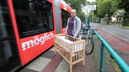 Ein Vater mit Kleinkind wurde in Potsdam aus der Tram geworfen. 