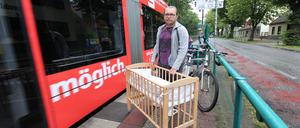 Ein Vater mit Kleinkind wurde in Potsdam aus der Tram geworfen. 