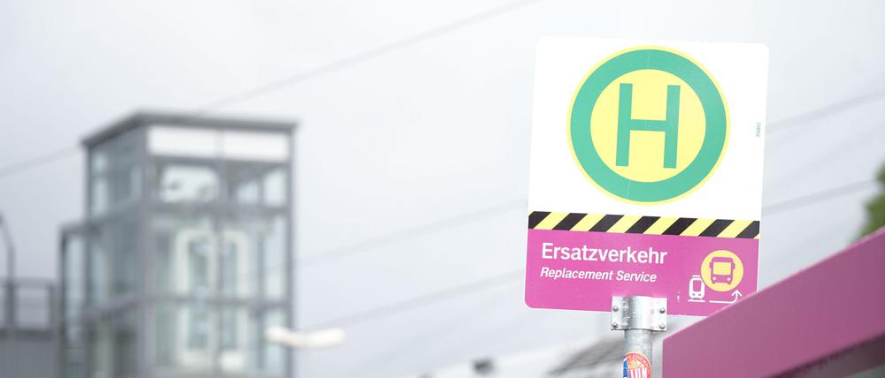 Die Ersatzhaltestelle für Busse am Bahnhof Wustermark ist durch pinkfarbene Markierungen gekennzeichnet.