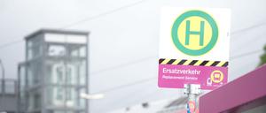Brandenburg, Wustermark: Eine Ersatzhaltestelle für Busse am Bahnhof Wustermark ist durch pinkfarbene Markierungen gekennzeichnet. 