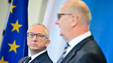 Jan Tombinski (l.), Botschafter Polens, spricht nach einem Treffen in der brandenburgischen Staatskanzlei neben Dietmar Woidke (SPD), Ministerpräsident von Brandenburg.