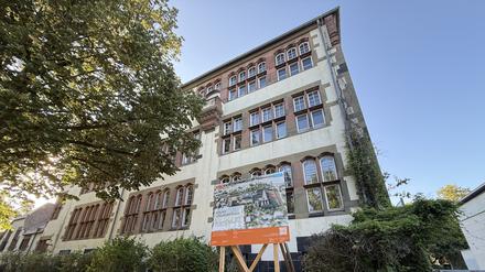 Das Schadow-Gymnasium in Berlin-Zehlendorf soll bis 2033 saniert und erweitert werden. Die Bauarbeiten beginnen im Sommer 2025 – mit dem Abriss der alten Turnhalle.