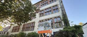 Das Schadow-Gymnasium in Berlin-Zehlendorf soll bis 2033 saniert und erweitert werden. Die Bauarbeiten beginnen im Sommer 2025 – mit dem Abriss der alten Turnhalle.