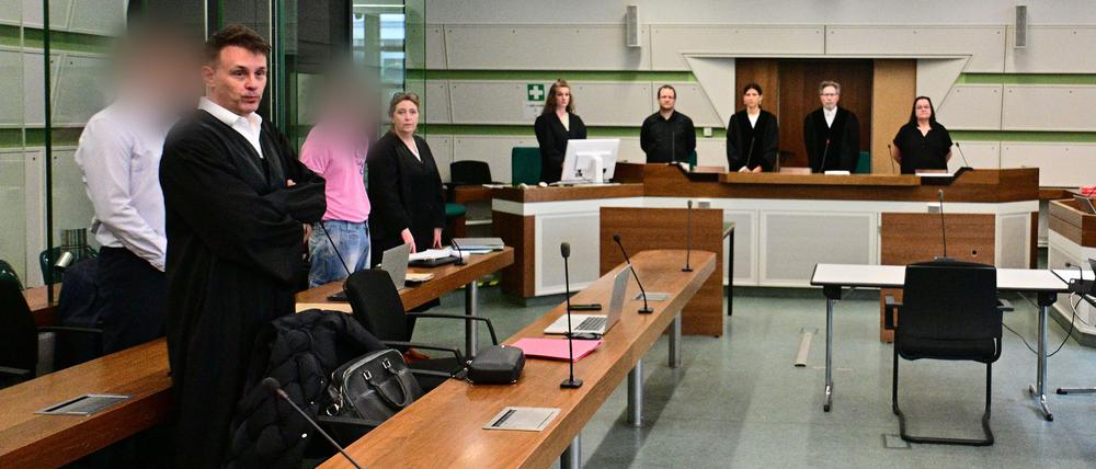 Zwei ehemalige Soldaten der Bundeswehr sollen einen Kameraden vergewaltigt haben. Rund vier Jahre später stehen sie vor Gericht.