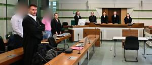 Zwei ehemalige Soldaten der Bundeswehr sollen einen Kameraden vergewaltigt haben. Rund vier Jahre später stehen sie vor Gericht.