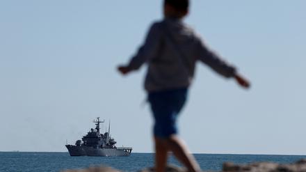The Italian navy ship Libra, carrying migrants as part of a deal with Italy to process asylum-seekers caught near Italian waters, arrives in Shengjin, Albania, April 11, 2025. REUTERS/Florion Goga     TPX IMAGES OF THE DAY     
