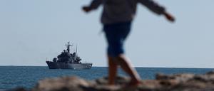 The Italian navy ship Libra, carrying migrants as part of a deal with Italy to process asylum-seekers caught near Italian waters, arrives in Shengjin, Albania, April 11, 2025. REUTERS/Florion Goga     TPX IMAGES OF THE DAY     