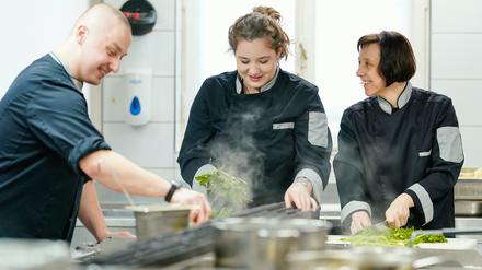 Oleg, Antonia und Marina, die aus der Ukraine ins rheinland-pfälzische Deidesheim geflohen sind, haben inzwischen einen Job gefunden. Doch viele andere ukrainische Geflüchtete arbeiten noch nicht.