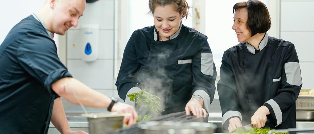 Oleg, Antonia und Marina, die aus der Ukraine ins rheinland-pfälzische Deidesheim geflohen sind, haben inzwischen einen Job gefunden. Doch viele andere ukrainische Geflüchtete arbeiten noch nicht.