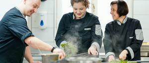 Oleg, Antonia und Marina, die aus der Ukraine ins rheinland-pfälzische Deidesheim geflohen sind, haben inzwischen einen Job gefunden. Doch viele andere ukrainische Geflüchtete arbeiten noch nicht.