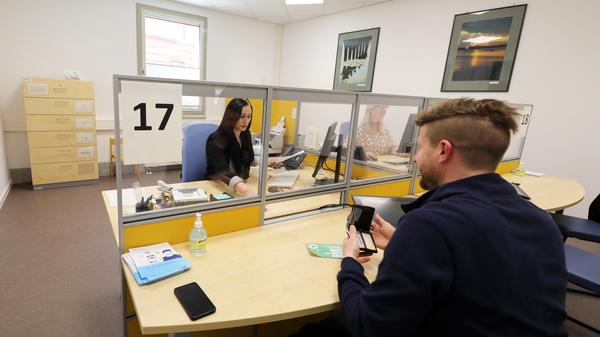 Bürgerservice Potsdam im neuen Standort Yorckstraße
Oberbürgermeister Mike Schubert eröffnet gemeinsam mit der Sozialbeigeordneten Brigitte Meier und dem Fachbereichsleiter Ordnung und Sicherheit, Dr. Karsten Lauber, den neuen Standort des Bürgerservicecenters und des Fundbüros in der Yorckstraße