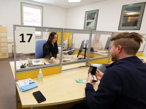 Bürgerservice Potsdam im neuen Standort Yorckstraße
Oberbürgermeister Mike Schubert eröffnet gemeinsam mit der Sozialbeigeordneten Brigitte Meier und dem Fachbereichsleiter Ordnung und Sicherheit, Dr. Karsten Lauber, den neuen Standort des Bürgerservicecenters und des Fundbüros in der Yorckstraße