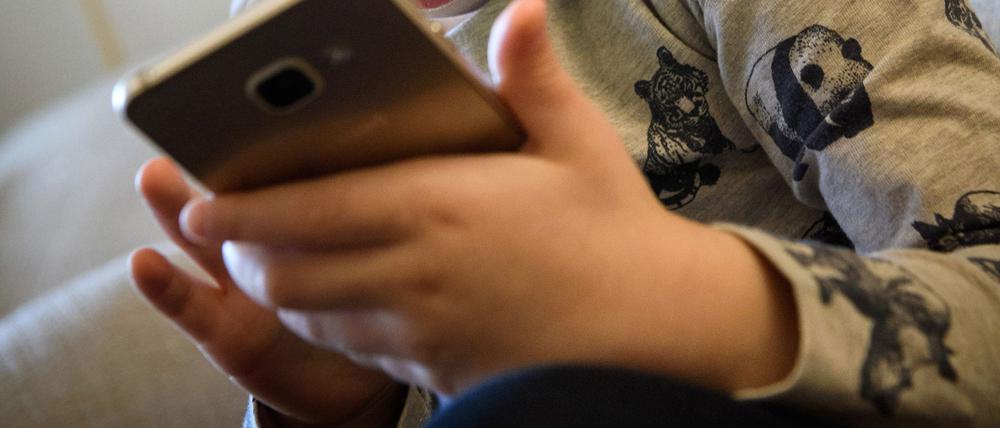 Ab neun Jahren haben die meisten Kinder in Deutschland ein eigenes Smartphone. (Symbolbild)