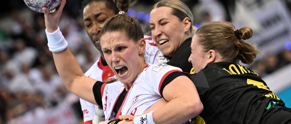 Xenia Smits (vorne) und weitere deutsche Nationalspielerinnen stehen vor einer ungewissen Zukunft.
