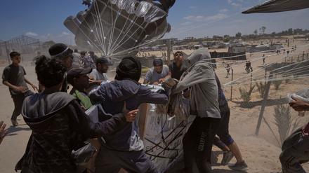 Verzweifelt versuchen die Menschen in Gaza, an Lebensmittel zu gelangen.