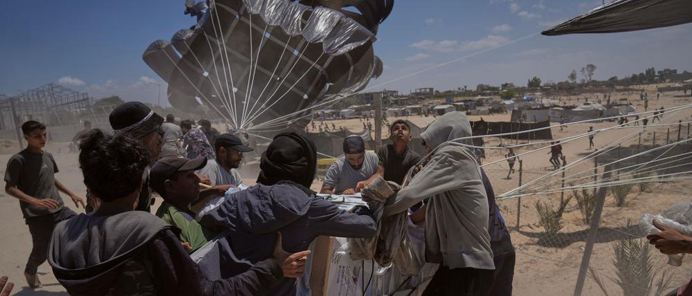 Verzweifelt versuchen die Menschen in Gaza, an Lebensmittel zu gelangen.