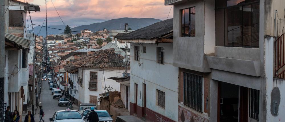 Lateinamerika, neue Welt und weitgehend unbekannt. Hier eine Straße in peruanischen Ort Chachapoyas.