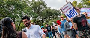 Demonstranten protestierten vor dem Amtssitz des texanischen Gouverneurs. 