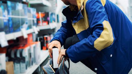 Ladendiebe haben es nicht nur auf teure Produkte abgesehen. Auch günstige Kosmetik oder Lebensmittel verschwinden in ihren Taschen.