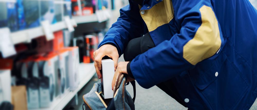 Ladendiebe haben es nicht nur auf teure Produkte abgesehen. Auch günstige Kosmetik oder Lebensmittel verschwinden in ihren Taschen.