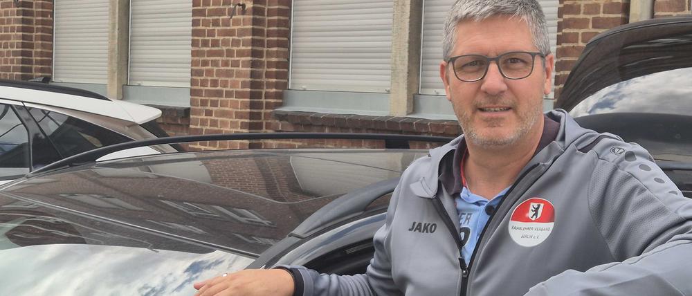 Fahrlehrer Stephan Ackerschewski steht neben einem Auto.