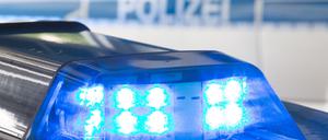 Ein Blaulicht leuchtet auf dem Dach eines Polizeiwagens.