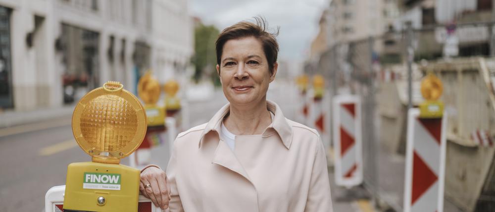Kirstin Zeidler, Leiterin der Unfallforschung der Versicherer, vor ihrer Arbeitsstätte in Berlin.