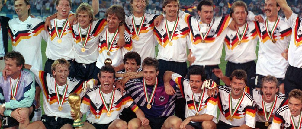 Die Weltmeister von 1990: Während Rudi Völler im Finale gegen Argentinien durchspielte, war dem Ersatzspieler Frank Mill ein Einsatz nicht vorbehalten.